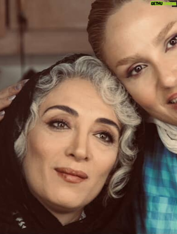 Pantea Panahiha - 129.9K Likes - روز اول تست لباس و گریم هما نجات ، با تمام دانسته هام از دلدادگیها و آرزوهای تینا پاکروان برای هما نشستم به تماشا، تا با تن پوش و صورت هما مواجه بشم، تا کامل شدن مرحله به مرحله ترسی به جونم بود که تو نگاهم هست، دیدنش و  باور هما  شدن، همراه نگاه گیج و هراسون برای راه پیش رو ( اون روز هیچ کس نفهمید که چه مشعوف ترسیدم ). 
دست نرم و مهربون و نگاه دقیق مهسا با همراهبهای لحظه به لحظه تینا به جزئیات  و بابک از راه دور، چهره هما رو روی صورتم نقش داد و با مهر اولین نگاههای من و هما در اینه به هم گره خورد، بعد از گریم با پوشبدن  چند دست لباس که الهام با ذوق تهیه کرده بود و فرناز با عشق تنم میکرد قامتم تغییر شکل میداد تا نوبت  رسید به کفشهاش همون طلایی جلو باز ظریف که مدل راه رفتن خاصی به او میداد و ظرافت و لطافت پارچه نقره ای خالدار با دامن کلوش با یقه ی کراواتی و دیدن عکسی در ویزور محمدرضا ، خنده از سر خجالت و شعف عمیق درونی همراه با ترسی کودکانه ، خود هما بود ایستاده، لحظه ی فراموش نشدنی مواجهه با محبوبم «هما»  را ثبت کردم که بماند به بادگار 
هما در من ماند و میماند تا همیشه . 
#تاسیان 
#تینا_پاکروان 
#پانته_آ_پناهیها