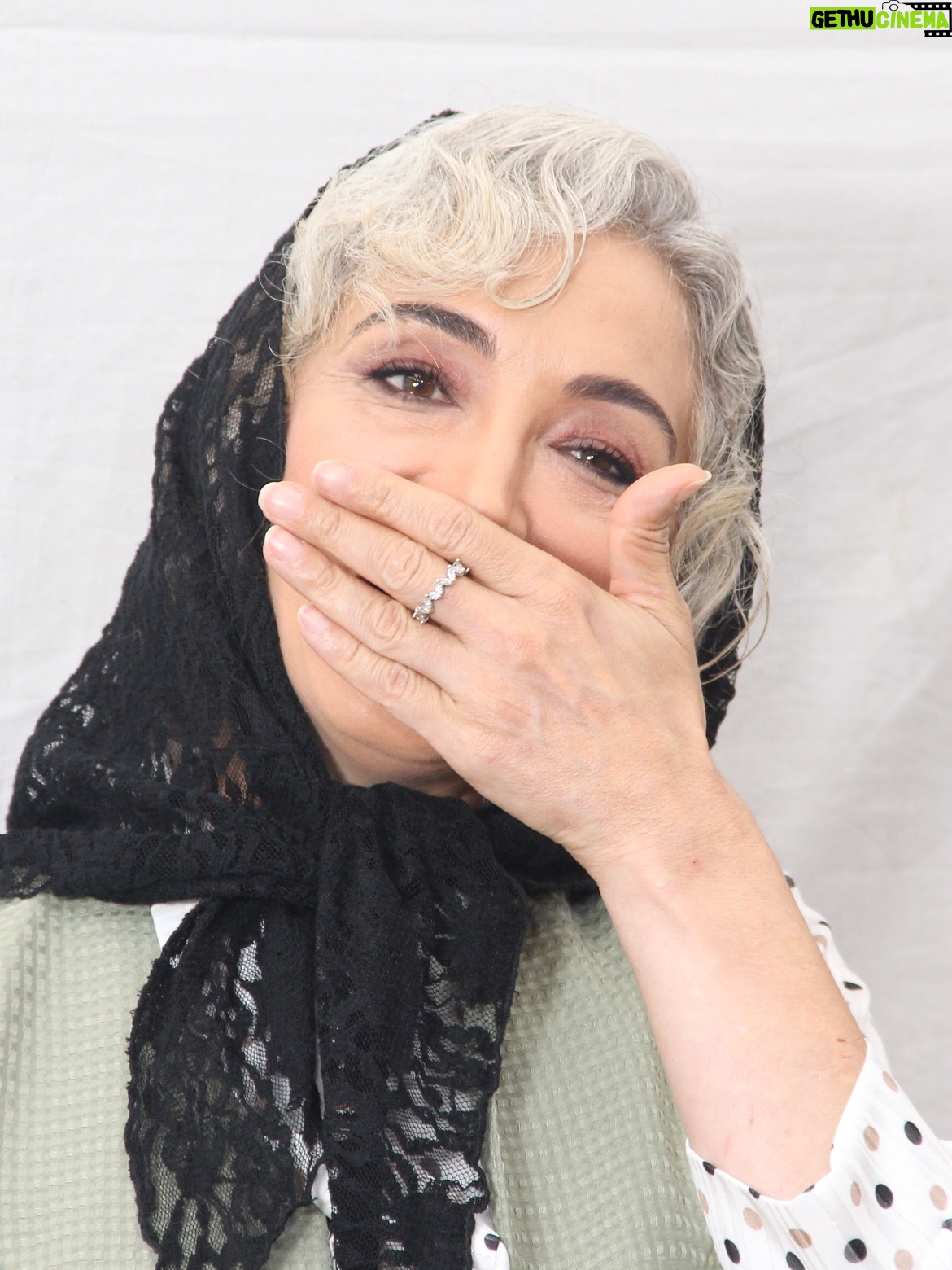 Pantea Panahiha - 129.9K Likes - روز اول تست لباس و گریم هما نجات ، با تمام دانسته هام از دلدادگیها و آرزوهای تینا پاکروان برای هما نشستم به تماشا، تا با تن پوش و صورت هما مواجه بشم، تا کامل شدن مرحله به مرحله ترسی به جونم بود که تو نگاهم هست، دیدنش و  باور هما  شدن، همراه نگاه گیج و هراسون برای راه پیش رو ( اون روز هیچ کس نفهمید که چه مشعوف ترسیدم ). 
دست نرم و مهربون و نگاه دقیق مهسا با همراهبهای لحظه به لحظه تینا به جزئیات  و بابک از راه دور، چهره هما رو روی صورتم نقش داد و با مهر اولین نگاههای من و هما در اینه به هم گره خورد، بعد از گریم با پوشبدن  چند دست لباس که الهام با ذوق تهیه کرده بود و فرناز با عشق تنم میکرد قامتم تغییر شکل میداد تا نوبت  رسید به کفشهاش همون طلایی جلو باز ظریف که مدل راه رفتن خاصی به او میداد و ظرافت و لطافت پارچه نقره ای خالدار با دامن کلوش با یقه ی کراواتی و دیدن عکسی در ویزور محمدرضا ، خنده از سر خجالت و شعف عمیق درونی همراه با ترسی کودکانه ، خود هما بود ایستاده، لحظه ی فراموش نشدنی مواجهه با محبوبم «هما»  را ثبت کردم که بماند به بادگار 
هما در من ماند و میماند تا همیشه . 
#تاسیان 
#تینا_پاکروان 
#پانته_آ_پناهیها