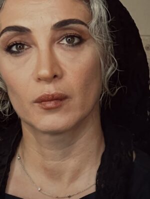 Pantea Panahiha Instagram - روز اول تست لباس و گریم هما نجات ، با تمام دانسته هام از دلدادگیها و آرزوهای تینا پاکروان برای هما نشستم به تماشا، تا با تن پوش و صورت هما مواجه بشم، تا کامل شدن مرحله به مرحله ترسی به جونم بود که تو نگاهم هست، دیدنش و  باور هما  شدن، همراه نگاه گیج و هراسون برای راه پیش رو ( اون روز هیچ کس نفهمید که چه مشعوف ترسیدم ). 
دست نرم و مهربون و نگاه دقیق مهسا با همراهبهای لحظه به لحظه تینا به جزئیات  و بابک از راه دور، چهره هما رو روی صورتم نقش داد و با مهر اولین نگاههای من و هما در اینه به هم گره خورد، بعد از گریم با پوشبدن  چند دست لباس که الهام با ذوق تهیه کرده بود و فرناز با عشق تنم میکرد قامتم تغییر شکل میداد تا نوبت  رسید به کفشهاش همون طلایی جلو باز ظریف که مدل راه رفتن خاصی به او میداد و ظرافت و لطافت پارچه نقره ای خالدار با دامن کلوش با یقه ی کراواتی و دیدن عکسی در ویزور محمدرضا ، خنده از سر خجالت و شعف عمیق درونی همراه با ترسی کودکانه ، خود هما بود ایستاده، لحظه ی فراموش نشدنی مواجهه با محبوبم «هما»  را ثبت کردم که بماند به بادگار 
هما در من ماند و میماند تا همیشه . 
#تاسیان 
#تینا_پاکروان 
#پانته_آ_پناهیها