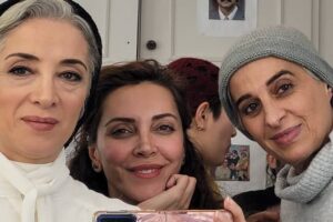 Pantea Panahiha Instagram - تاسیان و تینا به من هما هدیه دادن، همایی که تا هستم با منه و شده بخشی از خلق و روحم ، هر چه میگذره میبینم غرق تر شدم توی هما اما تو این روزها چهرم داره ازش فاصله میگیره ، هر روز با تغییری در اجزا و اسباب هما داره منو ترک میکنه و فقط تصاویرش برام میمونه ، مینای تو عکسها یکی از دستهای مهربونی بود که هما رو میساخت و همراهش بود ، از نیمه راه اومد و هما رو گرفت و همراهش شد ، ممنونم ازت . 
#تاسیان