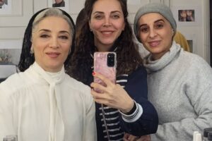 Pantea Panahiha Instagram - تاسیان و تینا به من هما هدیه دادن، همایی که تا هستم با منه و شده بخشی از خلق و روحم ، هر چه میگذره میبینم غرق تر شدم توی هما اما تو این روزها چهرم داره ازش فاصله میگیره ، هر روز با تغییری در اجزا و اسباب هما داره منو ترک میکنه و فقط تصاویرش برام میمونه ، مینای تو عکسها یکی از دستهای مهربونی بود که هما رو میساخت و همراهش بود ، از نیمه راه اومد و هما رو گرفت و همراهش شد ، ممنونم ازت . 
#تاسیان