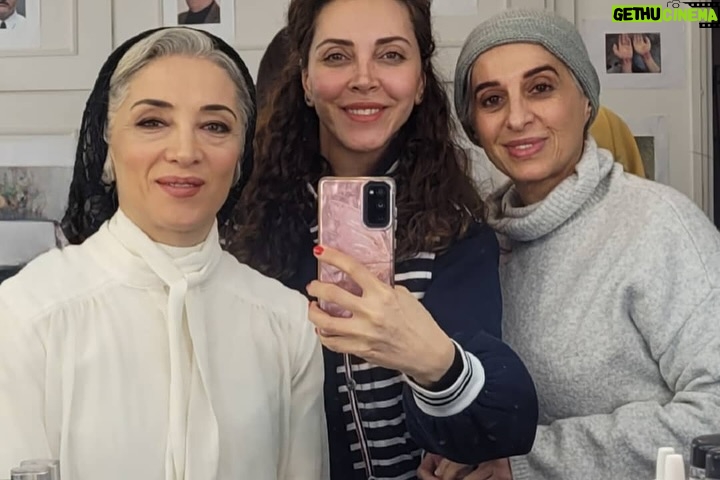 Pantea Panahiha - 28.6K Likes - تاسیان و تینا به من هما هدیه دادن، همایی که تا هستم با منه و شده بخشی از خلق و روحم ، هر چه میگذره میبینم غرق تر شدم توی هما اما تو این روزها چهرم داره ازش فاصله میگیره ، هر روز با تغییری در اجزا و اسباب هما داره منو ترک میکنه و فقط تصاویرش برام میمونه ، مینای تو عکسها یکی از دستهای مهربونی بود که هما رو میساخت و همراهش بود ، از نیمه راه اومد و هما رو گرفت و همراهش شد ، ممنونم ازت . 
#تاسیان