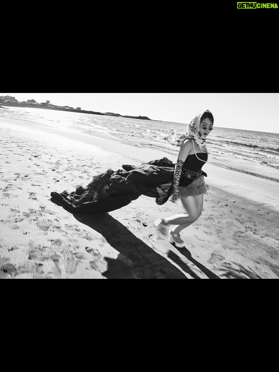 Park Na-rae - 154.9K Likes - 나는 사랑에 빠졌다… 나와…
솔로웨딩화보❤️❤️❤️
예비신부 와 예비신랑의 콜라보
예부랑.. 
없으면 어때 내가 다 하면 되지😊

✋보정 거의 안하고 조명과 각도로 만들었다함!!
웨딩사진은 @aj_studiolot6 
드레스 @wooju1025 
소품 @wooju1025