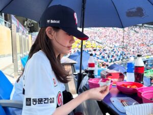 Park Soi Instagram - 모두들 수고 많으셨습니다 ❤️
이영하 선수님 오늘도 너무 감사합니다 😃
@doosanbears.1982 #두산베어스 #화이팅