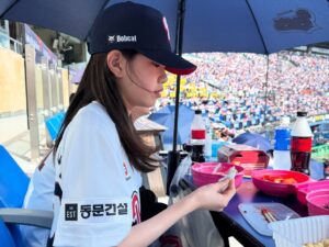 Park Soi Instagram - 모두들 수고 많으셨습니다 ❤️
이영하 선수님 오늘도 너무 감사합니다 😃
@doosanbears.1982 #두산베어스 #화이팅