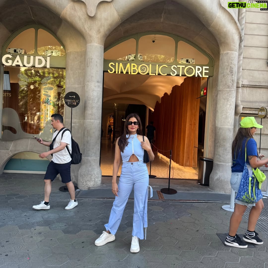 Parul Yadav - 111.5K Likes - Stepping into Gaudi's world for the first time and it felt oddly familiar..
I’ve always avoided sharp edges in my own spaces, drawn instead to soft curves and artisanal round offs shapes that feel closer to nature.
I never realised how deeply I was aligned with his philosophy until I stood here, surrounded by his flowing forms and living colors.
Maybe it’s pure coincidence… or maybe I’ve been carrying a little piece of Gaudí’s soul all along.
Barcelona just made me wonder if I’m a quiet reincarnation of his.

#gaudiarchitecture #barcelonaspain #antonigaudi #casabatlló #barcelonaarchitecture #parulyadav #spain🇪🇸 #france🇫🇷 #barcelonacity #travel #gaud #espa #antonigaudi #catalonia #travelphotography #barceloneta #visitbarcelona #barcelonalovers #travelgram #arquitectura #ell #parcguell #barça