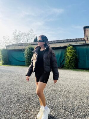 Parul Yadav Instagram - Where the grapes are fine and the views finer.
Tuscany, you little heartbreaker.

#GoldenHourGlow #ParulYadav #ChiantiClassico #TuscanyViews #TuscanyItaly #TravelItaly #Italy #Travel #Italia