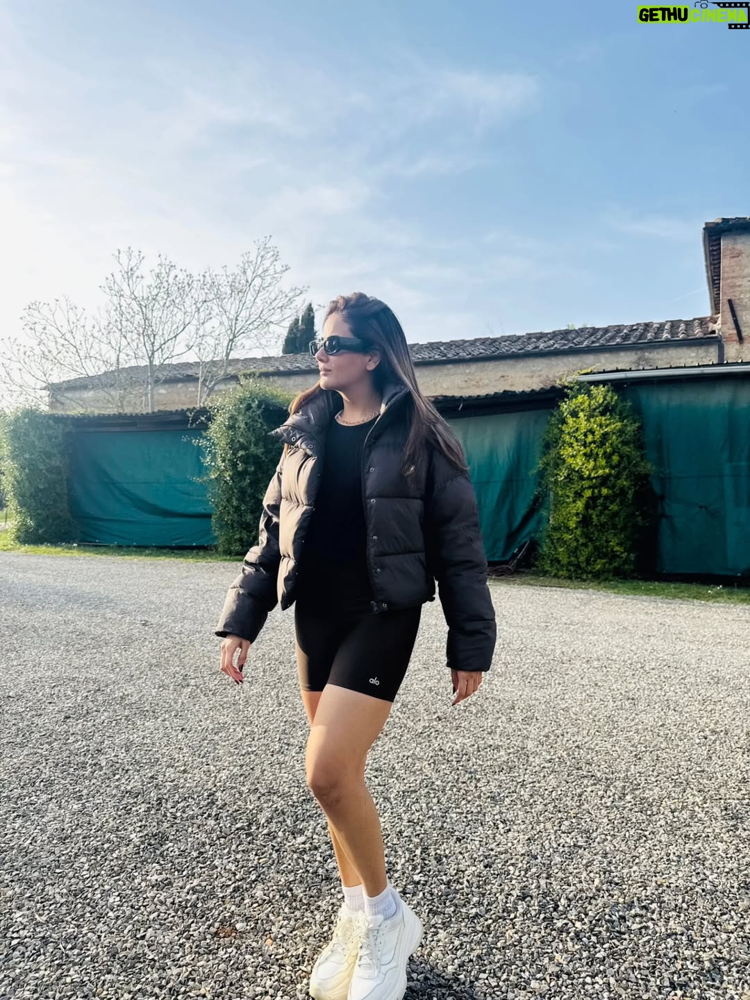Parul Yadav - 100K Likes - Where the grapes are fine and the views finer.
Tuscany, you little heartbreaker.

#GoldenHourGlow #ParulYadav #ChiantiClassico #TuscanyViews #TuscanyItaly #TravelItaly #Italy #Travel #Italia