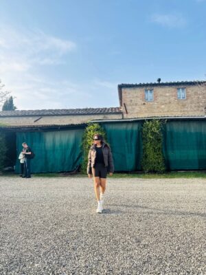 Parul Yadav Instagram - Where the grapes are fine and the views finer.
Tuscany, you little heartbreaker.

#GoldenHourGlow #ParulYadav #ChiantiClassico #TuscanyViews #TuscanyItaly #TravelItaly #Italy #Travel #Italia