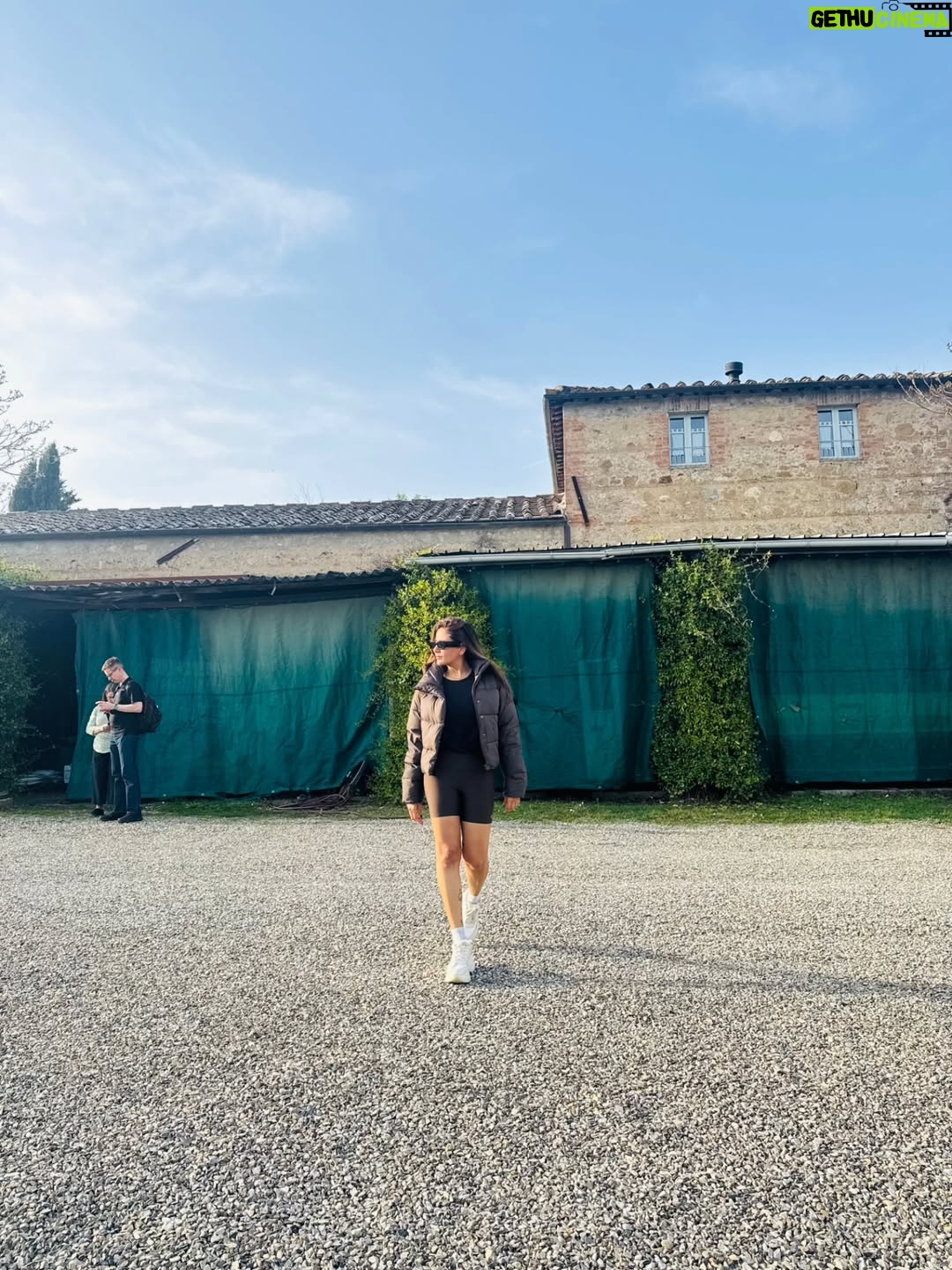 Parul Yadav - 100K Likes - Where the grapes are fine and the views finer.
Tuscany, you little heartbreaker.

#GoldenHourGlow #ParulYadav #ChiantiClassico #TuscanyViews #TuscanyItaly #TravelItaly #Italy #Travel #Italia