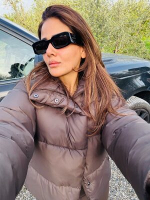 Parul Yadav Instagram - Where the grapes are fine and the views finer.
Tuscany, you little heartbreaker.

#GoldenHourGlow #ParulYadav #ChiantiClassico #TuscanyViews #TuscanyItaly #TravelItaly #Italy #Travel #Italia