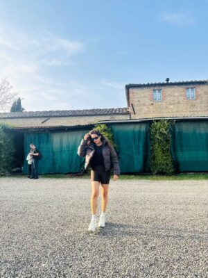 Parul Yadav Instagram - Where the grapes are fine and the views finer.
Tuscany, you little heartbreaker.

#GoldenHourGlow #ParulYadav #ChiantiClassico #TuscanyViews #TuscanyItaly #TravelItaly #Italy #Travel #Italia