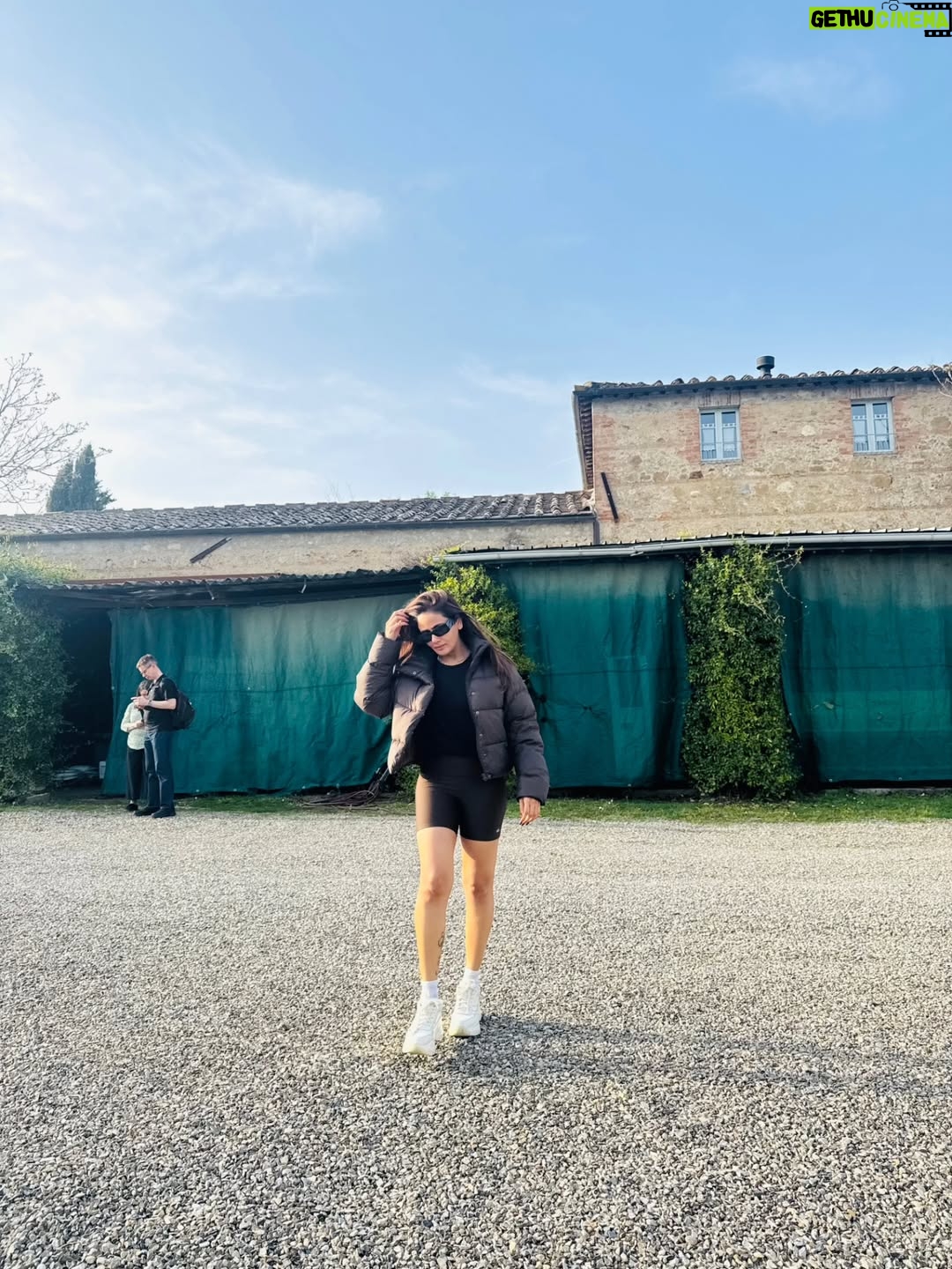 Parul Yadav - 100K Likes - Where the grapes are fine and the views finer.
Tuscany, you little heartbreaker.

#GoldenHourGlow #ParulYadav #ChiantiClassico #TuscanyViews #TuscanyItaly #TravelItaly #Italy #Travel #Italia