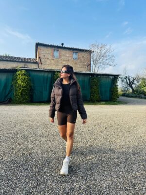 Parul Yadav Instagram - Where the grapes are fine and the views finer.
Tuscany, you little heartbreaker.

#GoldenHourGlow #ParulYadav #ChiantiClassico #TuscanyViews #TuscanyItaly #TravelItaly #Italy #Travel #Italia