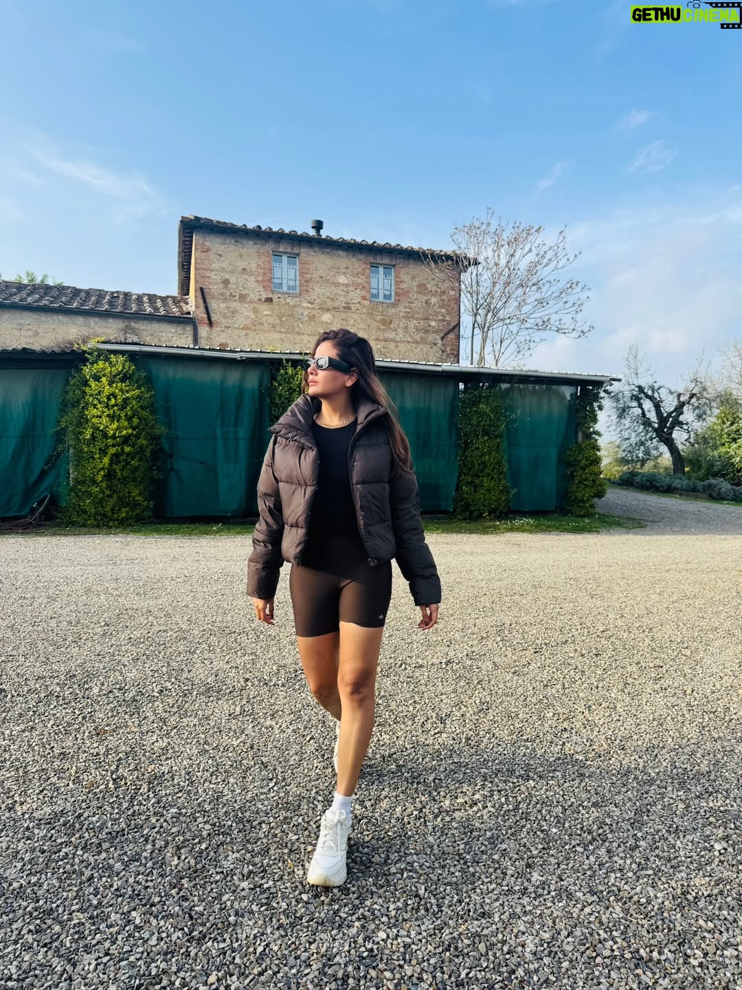 Parul Yadav - 100K Likes - Where the grapes are fine and the views finer.
Tuscany, you little heartbreaker.

#GoldenHourGlow #ParulYadav #ChiantiClassico #TuscanyViews #TuscanyItaly #TravelItaly #Italy #Travel #Italia
