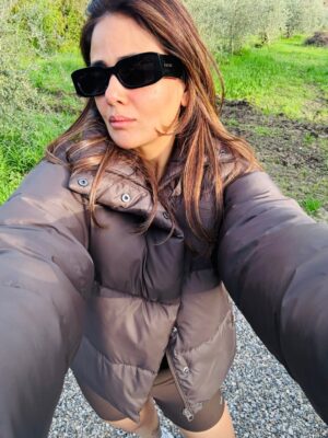 Parul Yadav Instagram - Where the grapes are fine and the views finer.
Tuscany, you little heartbreaker.

#GoldenHourGlow #ParulYadav #ChiantiClassico #TuscanyViews #TuscanyItaly #TravelItaly #Italy #Travel #Italia