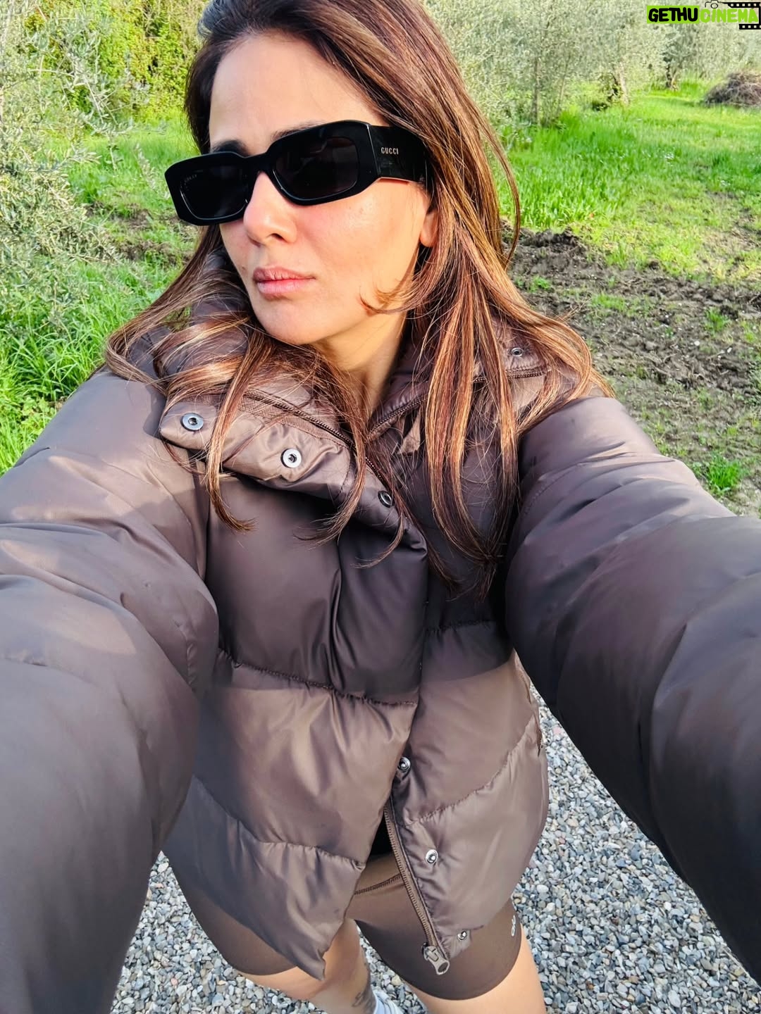 Parul Yadav - 100K Likes - Where the grapes are fine and the views finer.
Tuscany, you little heartbreaker.

#GoldenHourGlow #ParulYadav #ChiantiClassico #TuscanyViews #TuscanyItaly #TravelItaly #Italy #Travel #Italia