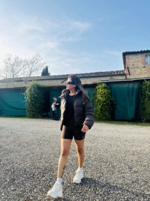 Parul Yadav Instagram - Where the grapes are fine and the views finer.
Tuscany, you little heartbreaker.

#GoldenHourGlow #ParulYadav #ChiantiClassico #TuscanyViews #TuscanyItaly #TravelItaly #Italy #Travel #Italia