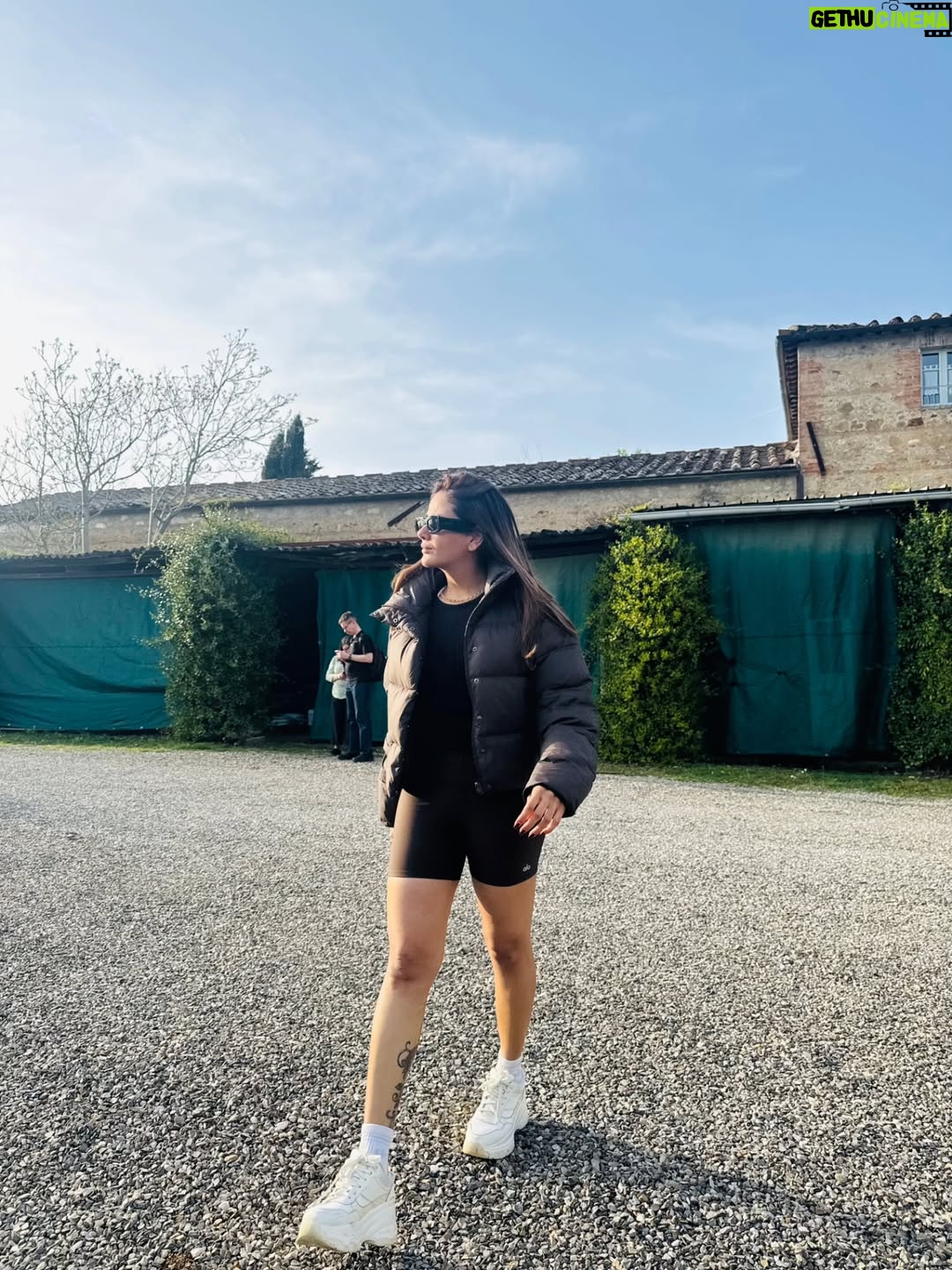 Parul Yadav - 100K Likes - Where the grapes are fine and the views finer.
Tuscany, you little heartbreaker.

#GoldenHourGlow #ParulYadav #ChiantiClassico #TuscanyViews #TuscanyItaly #TravelItaly #Italy #Travel #Italia