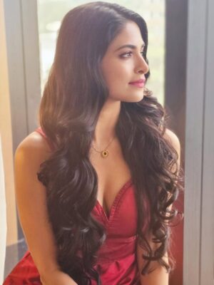 Parvathy Omanakuttan Instagram - When make up and hair are on point ❤️😇🧿 Thank you @miranda_makeover @sudhiar.hairandmakeup
