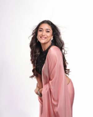 Parvathy R Krishna Instagram - A huge shoutout to the amazing @jibinartist chetta
I always feel like a star in front of your lens .Thank you for capturing my best shots ..Thank you for bringing out my confidence always in front of the camera.You know it but still you are the best ❤️