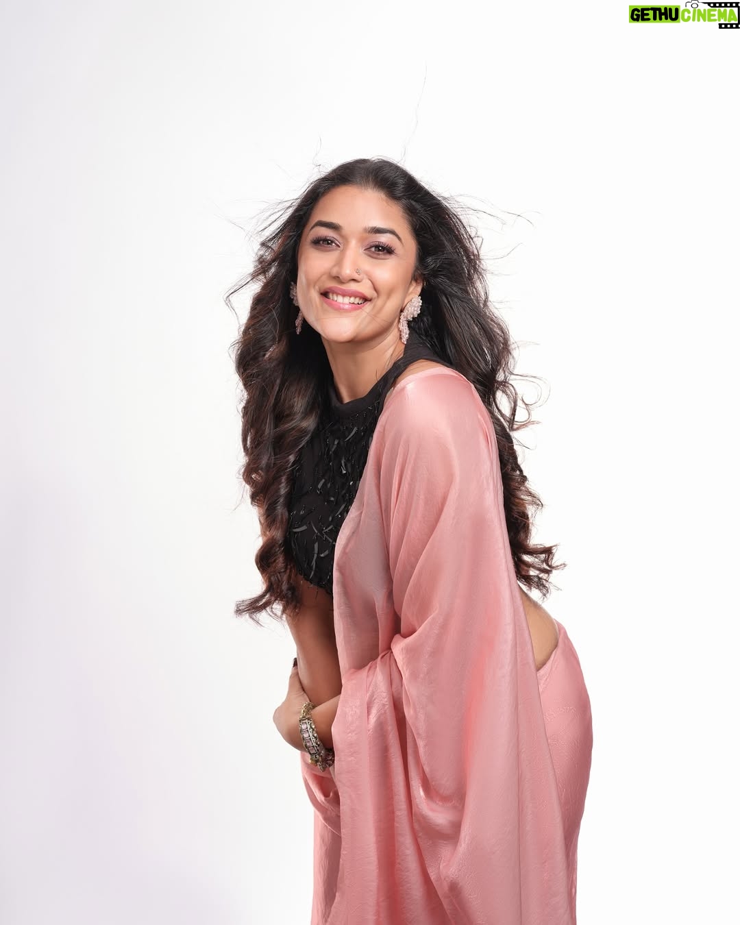 Parvathy R Krishna - 24.3K Likes - A huge shoutout to the amazing @jibinartist chetta
I always feel like a star in front of your lens .Thank you for capturing my best shots ..Thank you for bringing out my confidence always in front of the camera.You know it but still you are the best ❤️