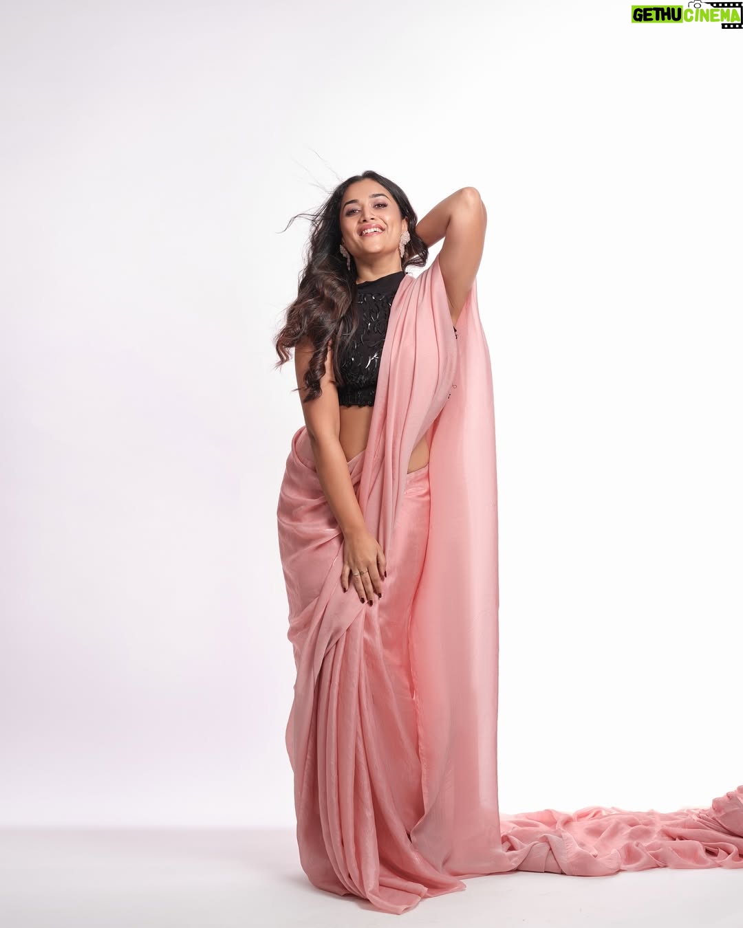 Parvathy R Krishna - 24.3K Likes - A huge shoutout to the amazing @jibinartist chetta
I always feel like a star in front of your lens .Thank you for capturing my best shots ..Thank you for bringing out my confidence always in front of the camera.You know it but still you are the best ❤️