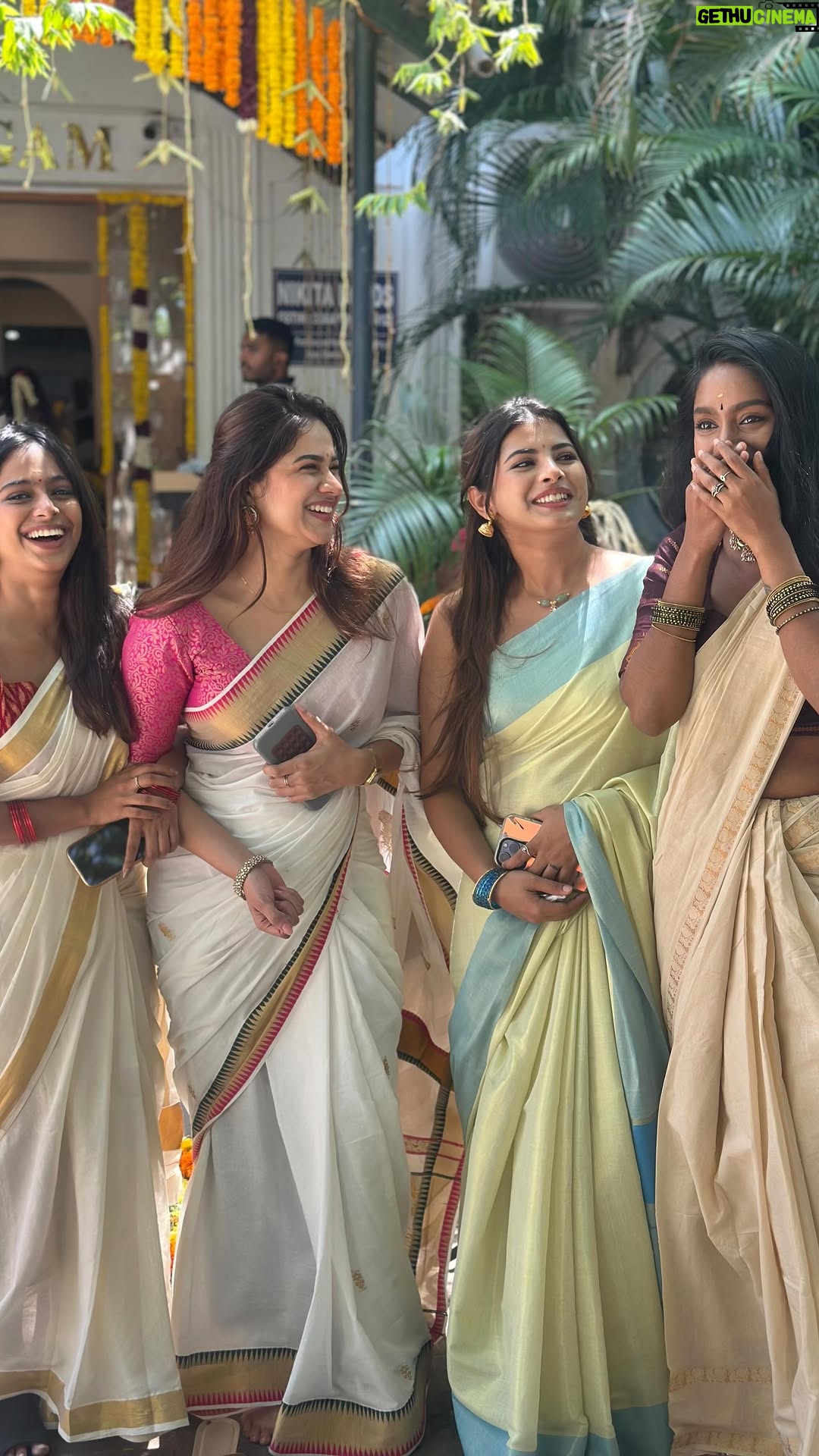 Parveen - 39.1K Likes - ONAM 🌸 

With my girls @_.parveenofficial._ @_.preethiga.s @sandhyaramachandran_ 

#onam #onam2025🏵️🌼 #onamvibes🌸 #trending #saree #sareelove #girlsouting