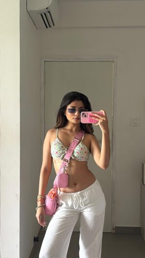 Parvi Sharma Instagram - This song fits the Goa vibe perfectly🏖️

Comment “link” for outfit deets 

#goa #goadiaries #travelgram #foryou #fyp #explore