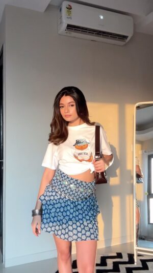 Parvi Sharma Instagram - The bollywood era I want to revisit🩵

Tee and skirt @westsidestores 
Bag @savana 
Fragrance @bathandbodyworksindia 
All the accessories are from hill road Bandra 

#explorepage #explore #fyp #fashiongram #foryoupage #foryou #fashion #grwm