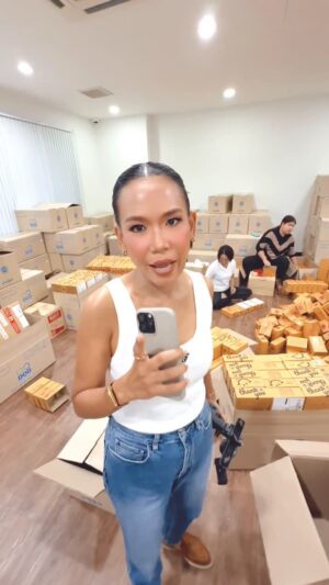 Patcharasri Benjamas Instagram - ปรากฏการณ์การเจนนี่ ทำโอทีแล้ว!!! พรุ่งนี้ มะรืนนี้ คนแพคเกือบร้อยชีวิตประจำการ!! @superyouthailand