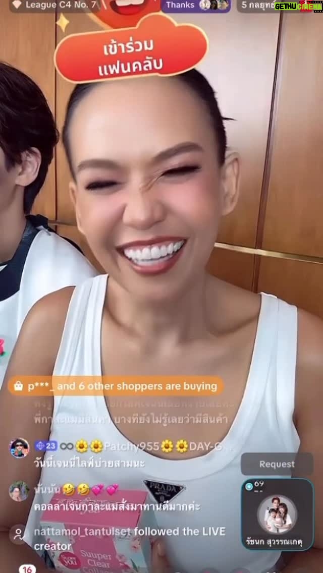 Patcharasri Benjamas - 9.9K Likes - เมื่อเช้าน้องเจนนี่เข้ามาบริการหลังการขาย ดีใจมากๆ ตอนนี้เป็นปรากฏการณ์ขายออนไลน์ไปแล้วสุดยอดจริงๆ ขอบคุณน้องเจนนี่น้องยิวและน้องบูมรวมถึงทีมงานทุกคนนะคะ และที่สำคัญดีใจมากที่ คนซัพพอร์ตเราเยอะมากแบบเกินความคาดหวังเลยค่ะ วันนี้เจอกันอีกในไลฟ์น้องเจนนี่นะคะอย่าลืมเข้าไปซัพพอร์ตกันเยอะเยอะนะ ❤️🙏