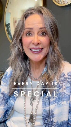 Patricia Heaton Instagram - Aren’t we all blessed to be here? I dress accordingly 🤍 #love #faith #gratitude #fashion