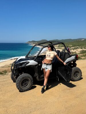 Paula Bolatti Instagram - ✨ Recap: 3 días en Los Cabos, México 🇲🇽

Lo que más me sorprendió de este lugar es que todo parece tener su propio filtro. La luz, los colores, el mar… todo resalta de una forma que hace que cualquier foto quede increíble. 🌅💦

Tiene esa mezcla perfecta entre relax, buena comida y ese toque chic que te hace sentir en modo vacaciones pero con estilo ✨

Definitivamente un destino para desconectar, inspirarte y volver con el carrete lleno de momentos lindos 📸🧡

Gracias @copaairlines y @visitaloscabos_mx por esta experiencia tan especial 🫶