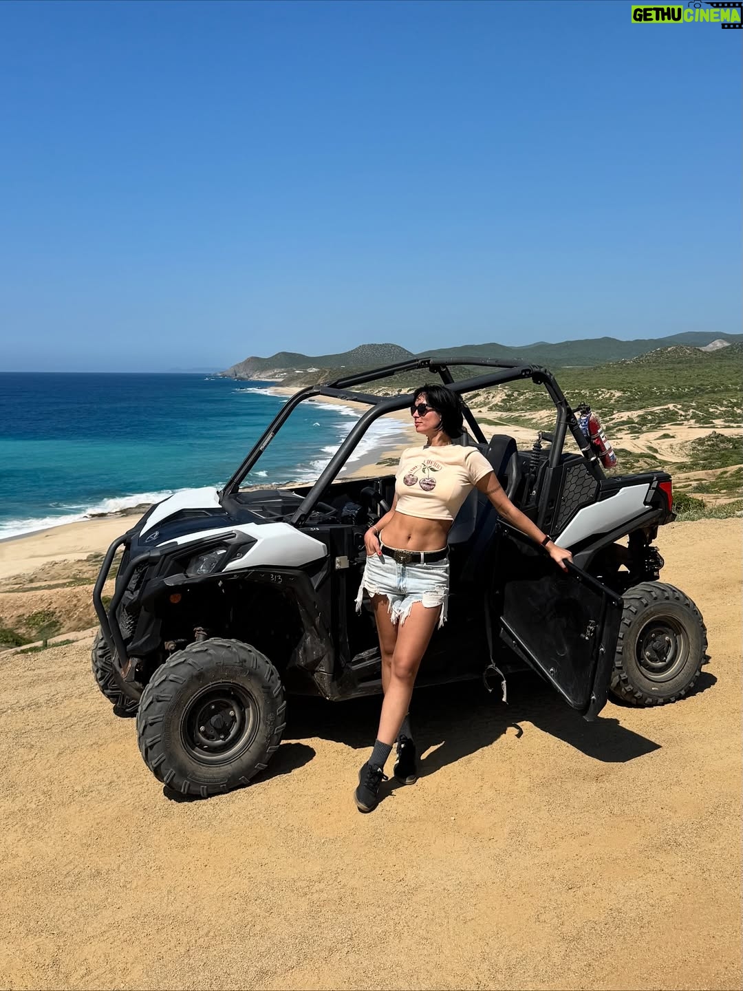 Paula Bolatti - 8.3K Likes - ✨ Recap: 3 días en Los Cabos, México 🇲🇽

Lo que más me sorprendió de este lugar es que todo parece tener su propio filtro. La luz, los colores, el mar… todo resalta de una forma que hace que cualquier foto quede increíble. 🌅💦

Tiene esa mezcla perfecta entre relax, buena comida y ese toque chic que te hace sentir en modo vacaciones pero con estilo ✨

Definitivamente un destino para desconectar, inspirarte y volver con el carrete lleno de momentos lindos 📸🧡

Gracias @copaairlines y @visitaloscabos_mx por esta experiencia tan especial 🫶