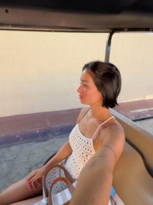 Paula Bolatti Instagram - ✨ Recap: 3 días en Los Cabos, México 🇲🇽

Lo que más me sorprendió de este lugar es que todo parece tener su propio filtro. La luz, los colores, el mar… todo resalta de una forma que hace que cualquier foto quede increíble. 🌅💦

Tiene esa mezcla perfecta entre relax, buena comida y ese toque chic que te hace sentir en modo vacaciones pero con estilo ✨

Definitivamente un destino para desconectar, inspirarte y volver con el carrete lleno de momentos lindos 📸🧡

Gracias @copaairlines y @visitaloscabos_mx por esta experiencia tan especial 🫶