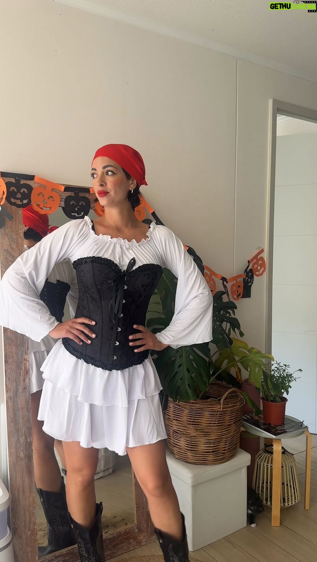 Paula Bolatti - 10K Likes - 🎃Los encontré en la Carpa de Halloween más grande de Chile que queda en Mall Arauco Maipú: disfraces, cotillón, máscaras, pelucas, tienen de todo👻 (solo por Octubre de lunes a domingo de 11:00 a 20:30hrs) Sino están todo el año en Meiggs 86, RM y para los que no quieren salir de su casa en www.feco.cl. A precio 🥚:
⚓ Pirata $13.990
🐈‍⬛ Gatubela $13.990
🤡 Payasa $13.990
.
#grwm #grwmhalloween #halloween #disfraz
