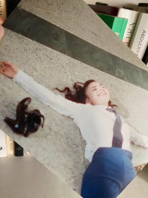 Paula Castaño Instagram - Muchas felicidades nos ha dado nuestra pelicula @estimados_senores: 

Contar la historia del sufragio femenino en Colombia y dar a conocer las mujeres que muy pocos conocían. Llevar la pelicula a varios municipios de Colombia y ver cómo una niña logró decirle al alcalde de su pueblo que necesitaban la cancha de voleyball después de ver la peli. Encontrar a mi hermana de la vida @julieticarestrep0. Ganarnos tantos reconocimientos. Tener 12 nominaciones a los premios Macondo @academiacolcine. Las charlas que vivimos con mis hermanas sufragistas y nuestros hermanos actores que están maravillosos en la película. Ser parte de la primera pelicula de @patricia_castanedag . El orgullo de contar la historia que queremos contar. Entre otras millones de cosas hacen parte de tantas emociones que hemos vivido con la peli.  Les comparto foticos inéditas. 💚💪🏻💜

1. La foto que Ju me tomó cuando yo  le tomaba una foto en la que estaba embarazada de su hija pelitos 🩷.
2. La foto que Ju me tomó con su cámara de 35 mm.
3. El día que supimos que estábamos nominadas a los Premios Macondo. 
4. Con nuestro amado productor @alvarogutierrez celebrando las 12 nominaciones.
5 y 6. Estrenando la peli en Bogotá con @julieticarestrep0 y nuestra directora @patricia_castanedag 
7 y 8. Fotogramas de la peli. 
9. Ganamos entre otros reconocimientos el premio a mejor pelicula en el New York Latino Film Festival. 
10 y 11. En varios lugares de Colombia mostrando la peli junto a un combo muy lindo de la @dacmi_mincultura 
12-20 Momentos de rodaje junto a mis hermanas sufragistas, mi personaje Josefina Valencia y la celebración junto a mi manager @monicaaforero y otras felicidades. 

Gracias por leer hasta aquí 😜