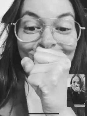 Paula Castaño Instagram - Muchas felicidades nos ha dado nuestra pelicula @estimados_senores: 

Contar la historia del sufragio femenino en Colombia y dar a conocer las mujeres que muy pocos conocían. Llevar la pelicula a varios municipios de Colombia y ver cómo una niña logró decirle al alcalde de su pueblo que necesitaban la cancha de voleyball después de ver la peli. Encontrar a mi hermana de la vida @julieticarestrep0. Ganarnos tantos reconocimientos. Tener 12 nominaciones a los premios Macondo @academiacolcine. Las charlas que vivimos con mis hermanas sufragistas y nuestros hermanos actores que están maravillosos en la película. Ser parte de la primera pelicula de @patricia_castanedag . El orgullo de contar la historia que queremos contar. Entre otras millones de cosas hacen parte de tantas emociones que hemos vivido con la peli.  Les comparto foticos inéditas. 💚💪🏻💜

1. La foto que Ju me tomó cuando yo  le tomaba una foto en la que estaba embarazada de su hija pelitos 🩷.
2. La foto que Ju me tomó con su cámara de 35 mm.
3. El día que supimos que estábamos nominadas a los Premios Macondo. 
4. Con nuestro amado productor @alvarogutierrez celebrando las 12 nominaciones.
5 y 6. Estrenando la peli en Bogotá con @julieticarestrep0 y nuestra directora @patricia_castanedag 
7 y 8. Fotogramas de la peli. 
9. Ganamos entre otros reconocimientos el premio a mejor pelicula en el New York Latino Film Festival. 
10 y 11. En varios lugares de Colombia mostrando la peli junto a un combo muy lindo de la @dacmi_mincultura 
12-20 Momentos de rodaje junto a mis hermanas sufragistas, mi personaje Josefina Valencia y la celebración junto a mi manager @monicaaforero y otras felicidades. 

Gracias por leer hasta aquí 😜