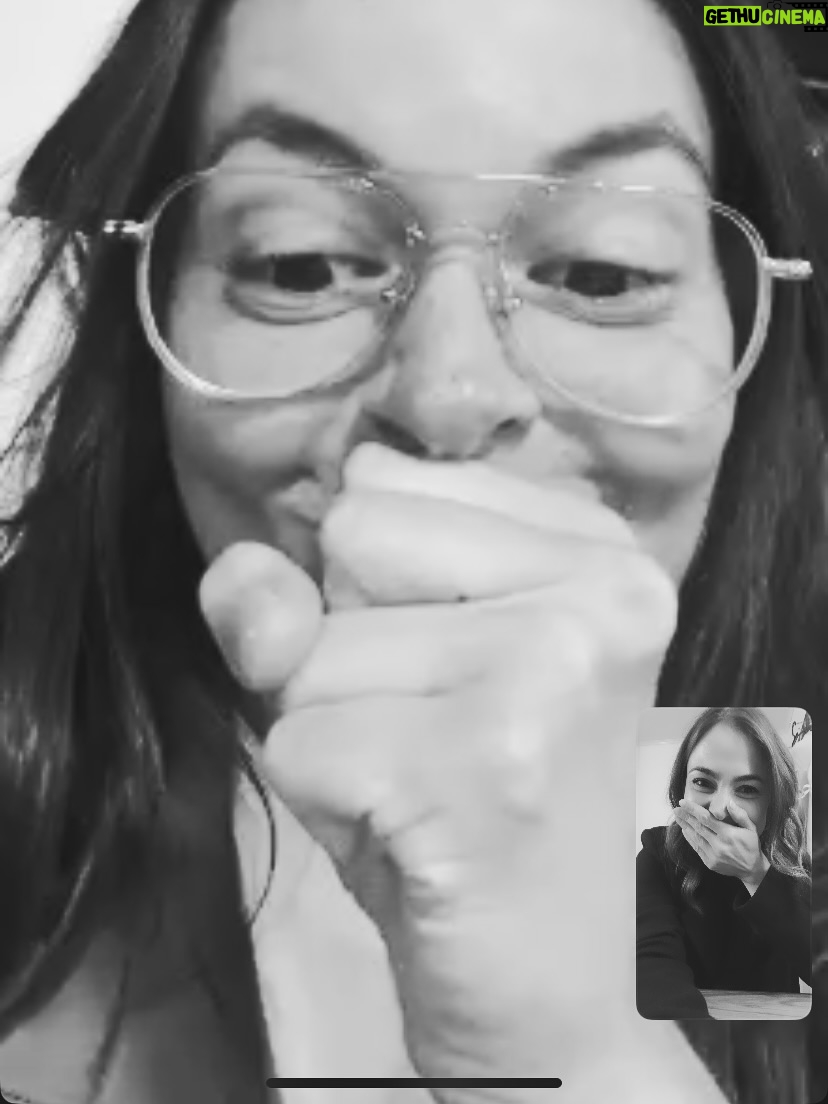 Paula Castaño - 869 Likes - Muchas felicidades nos ha dado nuestra pelicula @estimados_senores: 

Contar la historia del sufragio femenino en Colombia y dar a conocer las mujeres que muy pocos conocían. Llevar la pelicula a varios municipios de Colombia y ver cómo una niña logró decirle al alcalde de su pueblo que necesitaban la cancha de voleyball después de ver la peli. Encontrar a mi hermana de la vida @julieticarestrep0. Ganarnos tantos reconocimientos. Tener 12 nominaciones a los premios Macondo @academiacolcine. Las charlas que vivimos con mis hermanas sufragistas y nuestros hermanos actores que están maravillosos en la película. Ser parte de la primera pelicula de @patricia_castanedag . El orgullo de contar la historia que queremos contar. Entre otras millones de cosas hacen parte de tantas emociones que hemos vivido con la peli.  Les comparto foticos inéditas. 💚💪🏻💜

1. La foto que Ju me tomó cuando yo  le tomaba una foto en la que estaba embarazada de su hija pelitos 🩷.
2. La foto que Ju me tomó con su cámara de 35 mm.
3. El día que supimos que estábamos nominadas a los Premios Macondo. 
4. Con nuestro amado productor @alvarogutierrez celebrando las 12 nominaciones.
5 y 6. Estrenando la peli en Bogotá con @julieticarestrep0 y nuestra directora @patricia_castanedag 
7 y 8. Fotogramas de la peli. 
9. Ganamos entre otros reconocimientos el premio a mejor pelicula en el New York Latino Film Festival. 
10 y 11. En varios lugares de Colombia mostrando la peli junto a un combo muy lindo de la @dacmi_mincultura 
12-20 Momentos de rodaje junto a mis hermanas sufragistas, mi personaje Josefina Valencia y la celebración junto a mi manager @monicaaforero y otras felicidades. 

Gracias por leer hasta aquí 😜
