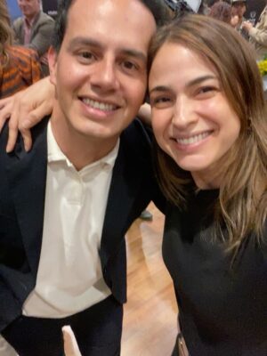 Paula Castaño Instagram - Muchas felicidades nos ha dado nuestra pelicula @estimados_senores: 

Contar la historia del sufragio femenino en Colombia y dar a conocer las mujeres que muy pocos conocían. Llevar la pelicula a varios municipios de Colombia y ver cómo una niña logró decirle al alcalde de su pueblo que necesitaban la cancha de voleyball después de ver la peli. Encontrar a mi hermana de la vida @julieticarestrep0. Ganarnos tantos reconocimientos. Tener 12 nominaciones a los premios Macondo @academiacolcine. Las charlas que vivimos con mis hermanas sufragistas y nuestros hermanos actores que están maravillosos en la película. Ser parte de la primera pelicula de @patricia_castanedag . El orgullo de contar la historia que queremos contar. Entre otras millones de cosas hacen parte de tantas emociones que hemos vivido con la peli.  Les comparto foticos inéditas. 💚💪🏻💜

1. La foto que Ju me tomó cuando yo  le tomaba una foto en la que estaba embarazada de su hija pelitos 🩷.
2. La foto que Ju me tomó con su cámara de 35 mm.
3. El día que supimos que estábamos nominadas a los Premios Macondo. 
4. Con nuestro amado productor @alvarogutierrez celebrando las 12 nominaciones.
5 y 6. Estrenando la peli en Bogotá con @julieticarestrep0 y nuestra directora @patricia_castanedag 
7 y 8. Fotogramas de la peli. 
9. Ganamos entre otros reconocimientos el premio a mejor pelicula en el New York Latino Film Festival. 
10 y 11. En varios lugares de Colombia mostrando la peli junto a un combo muy lindo de la @dacmi_mincultura 
12-20 Momentos de rodaje junto a mis hermanas sufragistas, mi personaje Josefina Valencia y la celebración junto a mi manager @monicaaforero y otras felicidades. 

Gracias por leer hasta aquí 😜