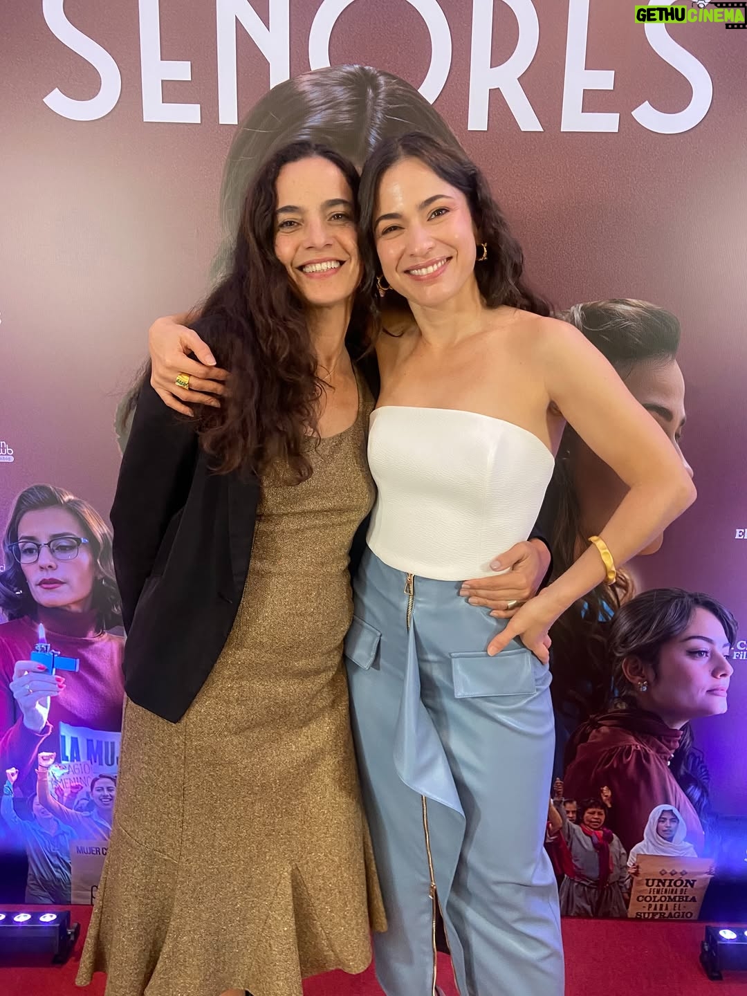Paula Castaño - 869 Likes - Muchas felicidades nos ha dado nuestra pelicula @estimados_senores: 

Contar la historia del sufragio femenino en Colombia y dar a conocer las mujeres que muy pocos conocían. Llevar la pelicula a varios municipios de Colombia y ver cómo una niña logró decirle al alcalde de su pueblo que necesitaban la cancha de voleyball después de ver la peli. Encontrar a mi hermana de la vida @julieticarestrep0. Ganarnos tantos reconocimientos. Tener 12 nominaciones a los premios Macondo @academiacolcine. Las charlas que vivimos con mis hermanas sufragistas y nuestros hermanos actores que están maravillosos en la película. Ser parte de la primera pelicula de @patricia_castanedag . El orgullo de contar la historia que queremos contar. Entre otras millones de cosas hacen parte de tantas emociones que hemos vivido con la peli.  Les comparto foticos inéditas. 💚💪🏻💜

1. La foto que Ju me tomó cuando yo  le tomaba una foto en la que estaba embarazada de su hija pelitos 🩷.
2. La foto que Ju me tomó con su cámara de 35 mm.
3. El día que supimos que estábamos nominadas a los Premios Macondo. 
4. Con nuestro amado productor @alvarogutierrez celebrando las 12 nominaciones.
5 y 6. Estrenando la peli en Bogotá con @julieticarestrep0 y nuestra directora @patricia_castanedag 
7 y 8. Fotogramas de la peli. 
9. Ganamos entre otros reconocimientos el premio a mejor pelicula en el New York Latino Film Festival. 
10 y 11. En varios lugares de Colombia mostrando la peli junto a un combo muy lindo de la @dacmi_mincultura 
12-20 Momentos de rodaje junto a mis hermanas sufragistas, mi personaje Josefina Valencia y la celebración junto a mi manager @monicaaforero y otras felicidades. 

Gracias por leer hasta aquí 😜