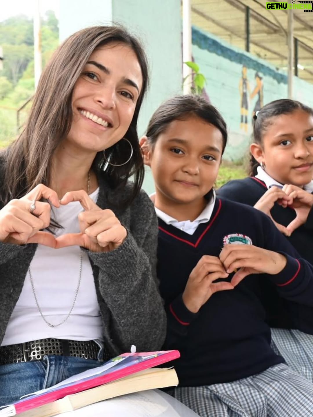 Paula Castaño - 869 Likes - Muchas felicidades nos ha dado nuestra pelicula @estimados_senores: 

Contar la historia del sufragio femenino en Colombia y dar a conocer las mujeres que muy pocos conocían. Llevar la pelicula a varios municipios de Colombia y ver cómo una niña logró decirle al alcalde de su pueblo que necesitaban la cancha de voleyball después de ver la peli. Encontrar a mi hermana de la vida @julieticarestrep0. Ganarnos tantos reconocimientos. Tener 12 nominaciones a los premios Macondo @academiacolcine. Las charlas que vivimos con mis hermanas sufragistas y nuestros hermanos actores que están maravillosos en la película. Ser parte de la primera pelicula de @patricia_castanedag . El orgullo de contar la historia que queremos contar. Entre otras millones de cosas hacen parte de tantas emociones que hemos vivido con la peli.  Les comparto foticos inéditas. 💚💪🏻💜

1. La foto que Ju me tomó cuando yo  le tomaba una foto en la que estaba embarazada de su hija pelitos 🩷.
2. La foto que Ju me tomó con su cámara de 35 mm.
3. El día que supimos que estábamos nominadas a los Premios Macondo. 
4. Con nuestro amado productor @alvarogutierrez celebrando las 12 nominaciones.
5 y 6. Estrenando la peli en Bogotá con @julieticarestrep0 y nuestra directora @patricia_castanedag 
7 y 8. Fotogramas de la peli. 
9. Ganamos entre otros reconocimientos el premio a mejor pelicula en el New York Latino Film Festival. 
10 y 11. En varios lugares de Colombia mostrando la peli junto a un combo muy lindo de la @dacmi_mincultura 
12-20 Momentos de rodaje junto a mis hermanas sufragistas, mi personaje Josefina Valencia y la celebración junto a mi manager @monicaaforero y otras felicidades. 

Gracias por leer hasta aquí 😜