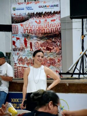 Paula Castaño Instagram - Muchas felicidades nos ha dado nuestra pelicula @estimados_senores: 

Contar la historia del sufragio femenino en Colombia y dar a conocer las mujeres que muy pocos conocían. Llevar la pelicula a varios municipios de Colombia y ver cómo una niña logró decirle al alcalde de su pueblo que necesitaban la cancha de voleyball después de ver la peli. Encontrar a mi hermana de la vida @julieticarestrep0. Ganarnos tantos reconocimientos. Tener 12 nominaciones a los premios Macondo @academiacolcine. Las charlas que vivimos con mis hermanas sufragistas y nuestros hermanos actores que están maravillosos en la película. Ser parte de la primera pelicula de @patricia_castanedag . El orgullo de contar la historia que queremos contar. Entre otras millones de cosas hacen parte de tantas emociones que hemos vivido con la peli.  Les comparto foticos inéditas. 💚💪🏻💜

1. La foto que Ju me tomó cuando yo  le tomaba una foto en la que estaba embarazada de su hija pelitos 🩷.
2. La foto que Ju me tomó con su cámara de 35 mm.
3. El día que supimos que estábamos nominadas a los Premios Macondo. 
4. Con nuestro amado productor @alvarogutierrez celebrando las 12 nominaciones.
5 y 6. Estrenando la peli en Bogotá con @julieticarestrep0 y nuestra directora @patricia_castanedag 
7 y 8. Fotogramas de la peli. 
9. Ganamos entre otros reconocimientos el premio a mejor pelicula en el New York Latino Film Festival. 
10 y 11. En varios lugares de Colombia mostrando la peli junto a un combo muy lindo de la @dacmi_mincultura 
12-20 Momentos de rodaje junto a mis hermanas sufragistas, mi personaje Josefina Valencia y la celebración junto a mi manager @monicaaforero y otras felicidades. 

Gracias por leer hasta aquí 😜