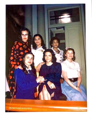 Paula Castaño Instagram - Muchas felicidades nos ha dado nuestra pelicula @estimados_senores: 

Contar la historia del sufragio femenino en Colombia y dar a conocer las mujeres que muy pocos conocían. Llevar la pelicula a varios municipios de Colombia y ver cómo una niña logró decirle al alcalde de su pueblo que necesitaban la cancha de voleyball después de ver la peli. Encontrar a mi hermana de la vida @julieticarestrep0. Ganarnos tantos reconocimientos. Tener 12 nominaciones a los premios Macondo @academiacolcine. Las charlas que vivimos con mis hermanas sufragistas y nuestros hermanos actores que están maravillosos en la película. Ser parte de la primera pelicula de @patricia_castanedag . El orgullo de contar la historia que queremos contar. Entre otras millones de cosas hacen parte de tantas emociones que hemos vivido con la peli.  Les comparto foticos inéditas. 💚💪🏻💜

1. La foto que Ju me tomó cuando yo  le tomaba una foto en la que estaba embarazada de su hija pelitos 🩷.
2. La foto que Ju me tomó con su cámara de 35 mm.
3. El día que supimos que estábamos nominadas a los Premios Macondo. 
4. Con nuestro amado productor @alvarogutierrez celebrando las 12 nominaciones.
5 y 6. Estrenando la peli en Bogotá con @julieticarestrep0 y nuestra directora @patricia_castanedag 
7 y 8. Fotogramas de la peli. 
9. Ganamos entre otros reconocimientos el premio a mejor pelicula en el New York Latino Film Festival. 
10 y 11. En varios lugares de Colombia mostrando la peli junto a un combo muy lindo de la @dacmi_mincultura 
12-20 Momentos de rodaje junto a mis hermanas sufragistas, mi personaje Josefina Valencia y la celebración junto a mi manager @monicaaforero y otras felicidades. 

Gracias por leer hasta aquí 😜