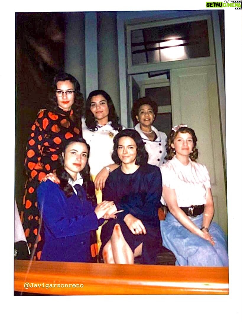Paula Castaño - 869 Likes - Muchas felicidades nos ha dado nuestra pelicula @estimados_senores: 

Contar la historia del sufragio femenino en Colombia y dar a conocer las mujeres que muy pocos conocían. Llevar la pelicula a varios municipios de Colombia y ver cómo una niña logró decirle al alcalde de su pueblo que necesitaban la cancha de voleyball después de ver la peli. Encontrar a mi hermana de la vida @julieticarestrep0. Ganarnos tantos reconocimientos. Tener 12 nominaciones a los premios Macondo @academiacolcine. Las charlas que vivimos con mis hermanas sufragistas y nuestros hermanos actores que están maravillosos en la película. Ser parte de la primera pelicula de @patricia_castanedag . El orgullo de contar la historia que queremos contar. Entre otras millones de cosas hacen parte de tantas emociones que hemos vivido con la peli.  Les comparto foticos inéditas. 💚💪🏻💜

1. La foto que Ju me tomó cuando yo  le tomaba una foto en la que estaba embarazada de su hija pelitos 🩷.
2. La foto que Ju me tomó con su cámara de 35 mm.
3. El día que supimos que estábamos nominadas a los Premios Macondo. 
4. Con nuestro amado productor @alvarogutierrez celebrando las 12 nominaciones.
5 y 6. Estrenando la peli en Bogotá con @julieticarestrep0 y nuestra directora @patricia_castanedag 
7 y 8. Fotogramas de la peli. 
9. Ganamos entre otros reconocimientos el premio a mejor pelicula en el New York Latino Film Festival. 
10 y 11. En varios lugares de Colombia mostrando la peli junto a un combo muy lindo de la @dacmi_mincultura 
12-20 Momentos de rodaje junto a mis hermanas sufragistas, mi personaje Josefina Valencia y la celebración junto a mi manager @monicaaforero y otras felicidades. 

Gracias por leer hasta aquí 😜