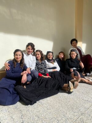 Paula Castaño Instagram - Muchas felicidades nos ha dado nuestra pelicula @estimados_senores: 

Contar la historia del sufragio femenino en Colombia y dar a conocer las mujeres que muy pocos conocían. Llevar la pelicula a varios municipios de Colombia y ver cómo una niña logró decirle al alcalde de su pueblo que necesitaban la cancha de voleyball después de ver la peli. Encontrar a mi hermana de la vida @julieticarestrep0. Ganarnos tantos reconocimientos. Tener 12 nominaciones a los premios Macondo @academiacolcine. Las charlas que vivimos con mis hermanas sufragistas y nuestros hermanos actores que están maravillosos en la película. Ser parte de la primera pelicula de @patricia_castanedag . El orgullo de contar la historia que queremos contar. Entre otras millones de cosas hacen parte de tantas emociones que hemos vivido con la peli.  Les comparto foticos inéditas. 💚💪🏻💜

1. La foto que Ju me tomó cuando yo  le tomaba una foto en la que estaba embarazada de su hija pelitos 🩷.
2. La foto que Ju me tomó con su cámara de 35 mm.
3. El día que supimos que estábamos nominadas a los Premios Macondo. 
4. Con nuestro amado productor @alvarogutierrez celebrando las 12 nominaciones.
5 y 6. Estrenando la peli en Bogotá con @julieticarestrep0 y nuestra directora @patricia_castanedag 
7 y 8. Fotogramas de la peli. 
9. Ganamos entre otros reconocimientos el premio a mejor pelicula en el New York Latino Film Festival. 
10 y 11. En varios lugares de Colombia mostrando la peli junto a un combo muy lindo de la @dacmi_mincultura 
12-20 Momentos de rodaje junto a mis hermanas sufragistas, mi personaje Josefina Valencia y la celebración junto a mi manager @monicaaforero y otras felicidades. 

Gracias por leer hasta aquí 😜