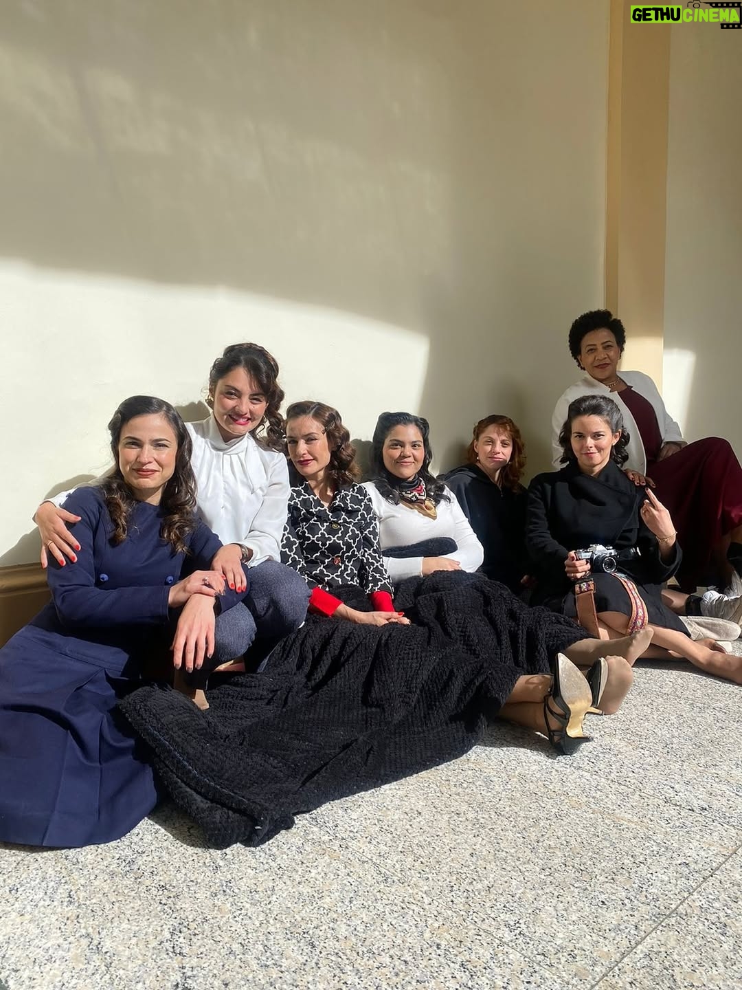 Paula Castaño - 869 Likes - Muchas felicidades nos ha dado nuestra pelicula @estimados_senores: 

Contar la historia del sufragio femenino en Colombia y dar a conocer las mujeres que muy pocos conocían. Llevar la pelicula a varios municipios de Colombia y ver cómo una niña logró decirle al alcalde de su pueblo que necesitaban la cancha de voleyball después de ver la peli. Encontrar a mi hermana de la vida @julieticarestrep0. Ganarnos tantos reconocimientos. Tener 12 nominaciones a los premios Macondo @academiacolcine. Las charlas que vivimos con mis hermanas sufragistas y nuestros hermanos actores que están maravillosos en la película. Ser parte de la primera pelicula de @patricia_castanedag . El orgullo de contar la historia que queremos contar. Entre otras millones de cosas hacen parte de tantas emociones que hemos vivido con la peli.  Les comparto foticos inéditas. 💚💪🏻💜

1. La foto que Ju me tomó cuando yo  le tomaba una foto en la que estaba embarazada de su hija pelitos 🩷.
2. La foto que Ju me tomó con su cámara de 35 mm.
3. El día que supimos que estábamos nominadas a los Premios Macondo. 
4. Con nuestro amado productor @alvarogutierrez celebrando las 12 nominaciones.
5 y 6. Estrenando la peli en Bogotá con @julieticarestrep0 y nuestra directora @patricia_castanedag 
7 y 8. Fotogramas de la peli. 
9. Ganamos entre otros reconocimientos el premio a mejor pelicula en el New York Latino Film Festival. 
10 y 11. En varios lugares de Colombia mostrando la peli junto a un combo muy lindo de la @dacmi_mincultura 
12-20 Momentos de rodaje junto a mis hermanas sufragistas, mi personaje Josefina Valencia y la celebración junto a mi manager @monicaaforero y otras felicidades. 

Gracias por leer hasta aquí 😜