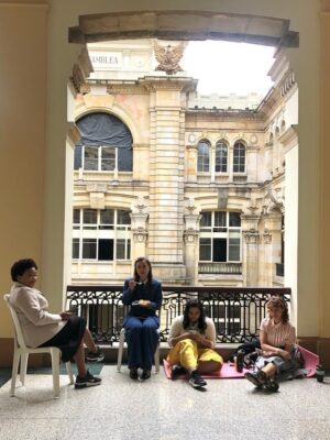 Paula Castaño Instagram - Muchas felicidades nos ha dado nuestra pelicula @estimados_senores: 

Contar la historia del sufragio femenino en Colombia y dar a conocer las mujeres que muy pocos conocían. Llevar la pelicula a varios municipios de Colombia y ver cómo una niña logró decirle al alcalde de su pueblo que necesitaban la cancha de voleyball después de ver la peli. Encontrar a mi hermana de la vida @julieticarestrep0. Ganarnos tantos reconocimientos. Tener 12 nominaciones a los premios Macondo @academiacolcine. Las charlas que vivimos con mis hermanas sufragistas y nuestros hermanos actores que están maravillosos en la película. Ser parte de la primera pelicula de @patricia_castanedag . El orgullo de contar la historia que queremos contar. Entre otras millones de cosas hacen parte de tantas emociones que hemos vivido con la peli.  Les comparto foticos inéditas. 💚💪🏻💜

1. La foto que Ju me tomó cuando yo  le tomaba una foto en la que estaba embarazada de su hija pelitos 🩷.
2. La foto que Ju me tomó con su cámara de 35 mm.
3. El día que supimos que estábamos nominadas a los Premios Macondo. 
4. Con nuestro amado productor @alvarogutierrez celebrando las 12 nominaciones.
5 y 6. Estrenando la peli en Bogotá con @julieticarestrep0 y nuestra directora @patricia_castanedag 
7 y 8. Fotogramas de la peli. 
9. Ganamos entre otros reconocimientos el premio a mejor pelicula en el New York Latino Film Festival. 
10 y 11. En varios lugares de Colombia mostrando la peli junto a un combo muy lindo de la @dacmi_mincultura 
12-20 Momentos de rodaje junto a mis hermanas sufragistas, mi personaje Josefina Valencia y la celebración junto a mi manager @monicaaforero y otras felicidades. 

Gracias por leer hasta aquí 😜