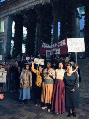 Paula Castaño Instagram - Muchas felicidades nos ha dado nuestra pelicula @estimados_senores: 

Contar la historia del sufragio femenino en Colombia y dar a conocer las mujeres que muy pocos conocían. Llevar la pelicula a varios municipios de Colombia y ver cómo una niña logró decirle al alcalde de su pueblo que necesitaban la cancha de voleyball después de ver la peli. Encontrar a mi hermana de la vida @julieticarestrep0. Ganarnos tantos reconocimientos. Tener 12 nominaciones a los premios Macondo @academiacolcine. Las charlas que vivimos con mis hermanas sufragistas y nuestros hermanos actores que están maravillosos en la película. Ser parte de la primera pelicula de @patricia_castanedag . El orgullo de contar la historia que queremos contar. Entre otras millones de cosas hacen parte de tantas emociones que hemos vivido con la peli.  Les comparto foticos inéditas. 💚💪🏻💜

1. La foto que Ju me tomó cuando yo  le tomaba una foto en la que estaba embarazada de su hija pelitos 🩷.
2. La foto que Ju me tomó con su cámara de 35 mm.
3. El día que supimos que estábamos nominadas a los Premios Macondo. 
4. Con nuestro amado productor @alvarogutierrez celebrando las 12 nominaciones.
5 y 6. Estrenando la peli en Bogotá con @julieticarestrep0 y nuestra directora @patricia_castanedag 
7 y 8. Fotogramas de la peli. 
9. Ganamos entre otros reconocimientos el premio a mejor pelicula en el New York Latino Film Festival. 
10 y 11. En varios lugares de Colombia mostrando la peli junto a un combo muy lindo de la @dacmi_mincultura 
12-20 Momentos de rodaje junto a mis hermanas sufragistas, mi personaje Josefina Valencia y la celebración junto a mi manager @monicaaforero y otras felicidades. 

Gracias por leer hasta aquí 😜